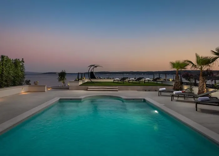 Βίλα Beachfront Anemona With Pool Kaštela