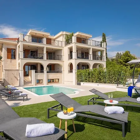 Villa Beachfront Anemona With Pool Kastela