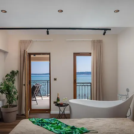 Beachfront Anemona With Pool Willa *