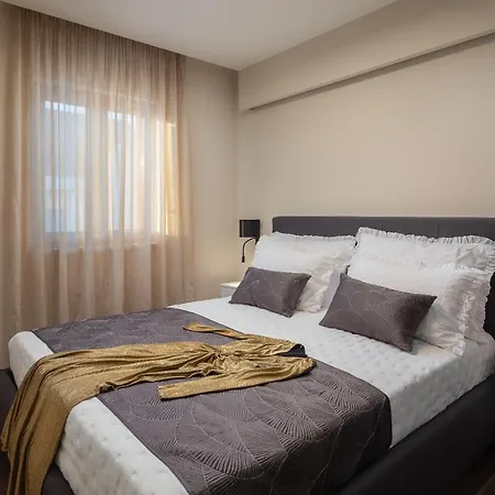 Beachfront Anemona With Pool Willa *