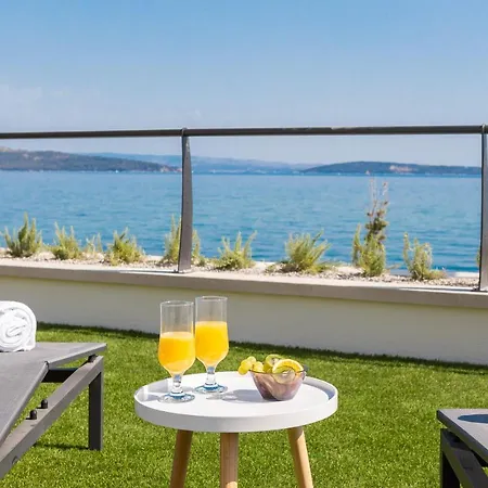 Beachfront Anemona With Pool Willa *