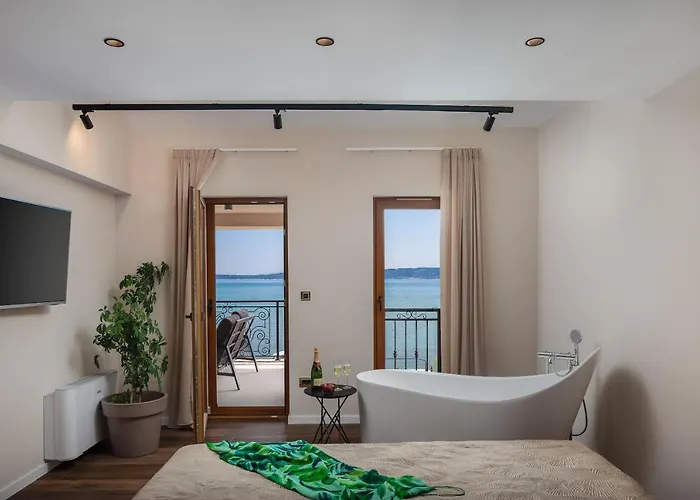 Beachfront Anemona With Pool Вилла *